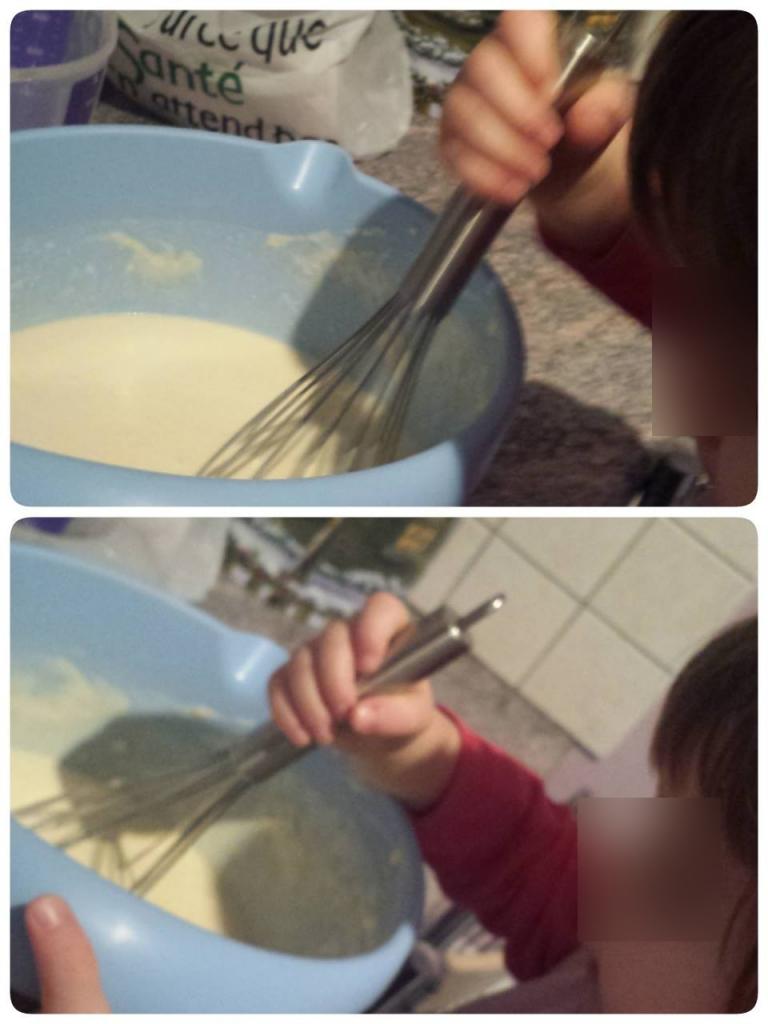 Les petits chérubins préparent la pâte à crêpe