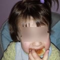 Jade déguste sa brioche,  c'est bon dit elle