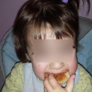Jade déguste sa brioche,  c'est bon dit elle