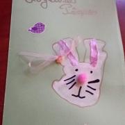Kéliann, carte empreinte des mains, petit lapin